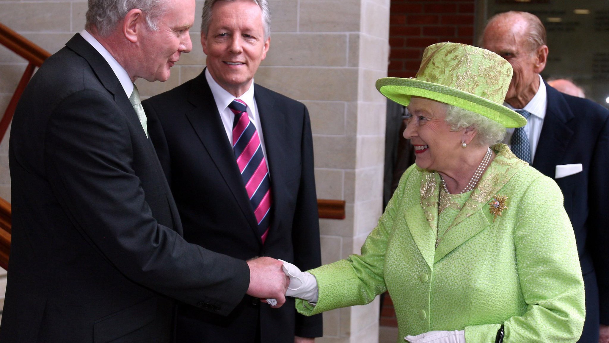 The Queen and Martin McGuinness' four-second handshake - BBC News