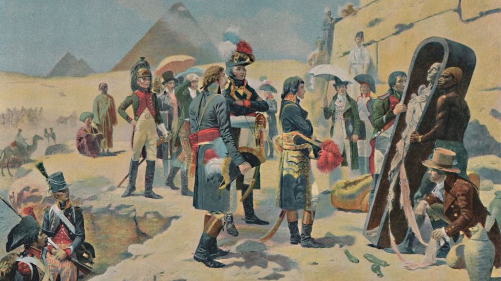 圖為法國軍人注視著棺槨中的木乃伊