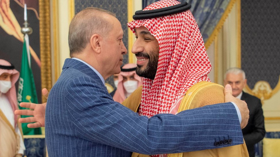 Presiden Recep Tayyip Erdogan mendekap Pangeran Mohammed bin Salman