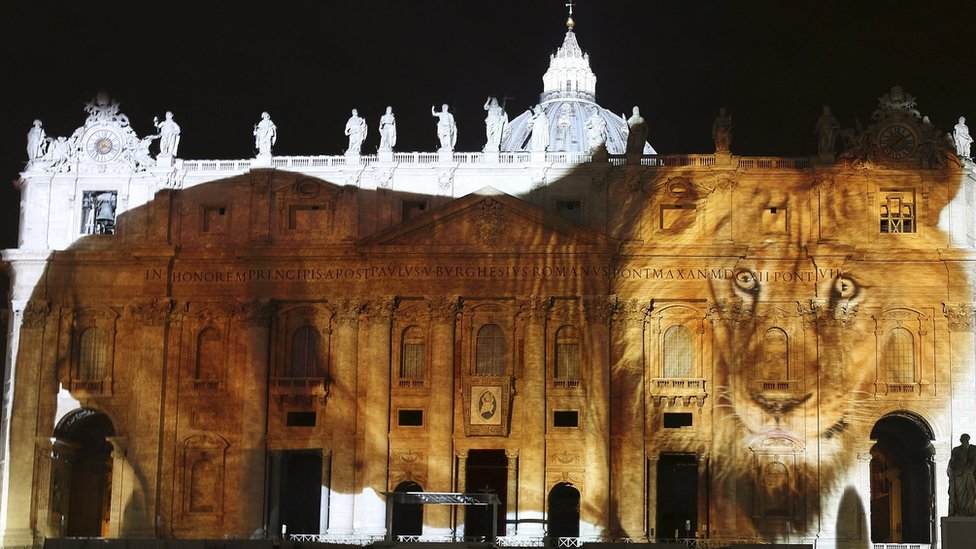 Изображение льва, проецируемое на базилику Святого Петра (Изображение: Reuters)