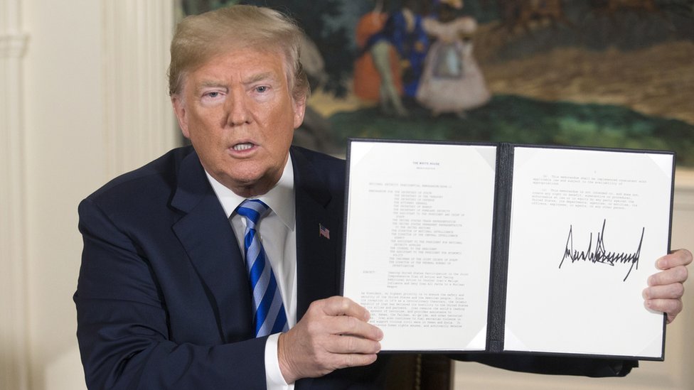 Дональд Трамп высоко держит подписанный им приказ о выходе США из ядерной сделки с Ираном