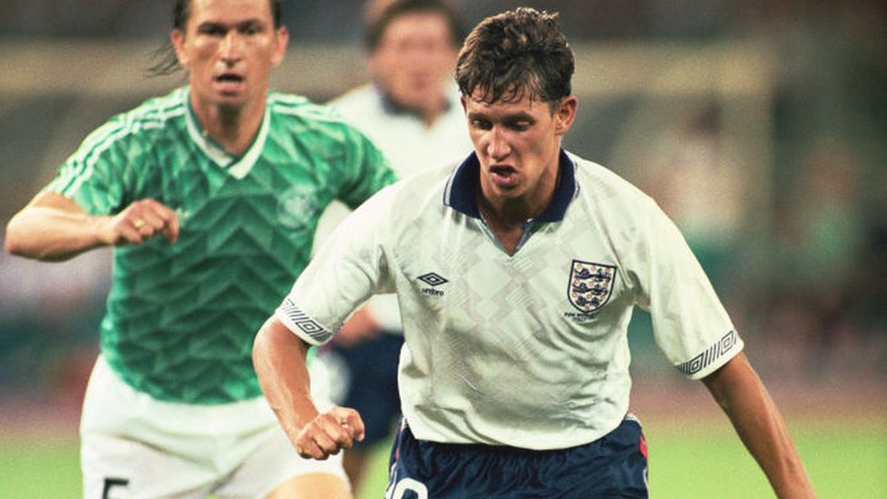 Гэри Линекер играет за сборную Англии против Западной Германии на чемпионате мира 1990 года в Италии.