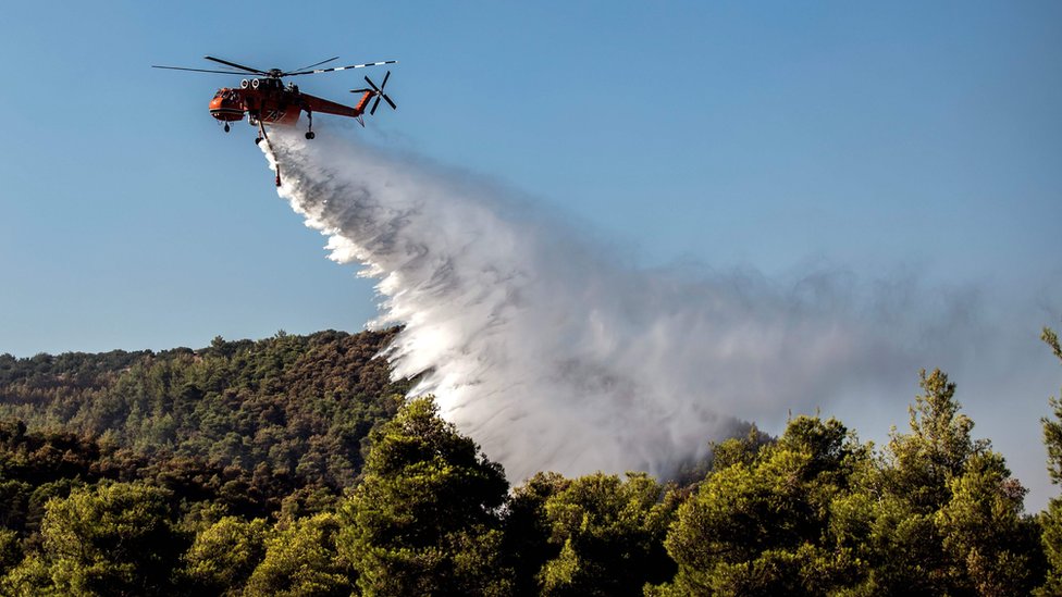 Helikopter gasi požar