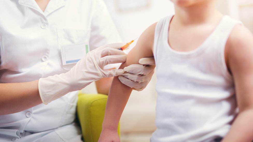 Ребенок получает вакцину против кори