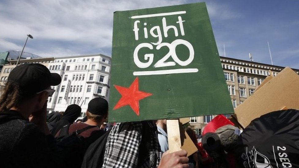 متظاهرون ضد القمة