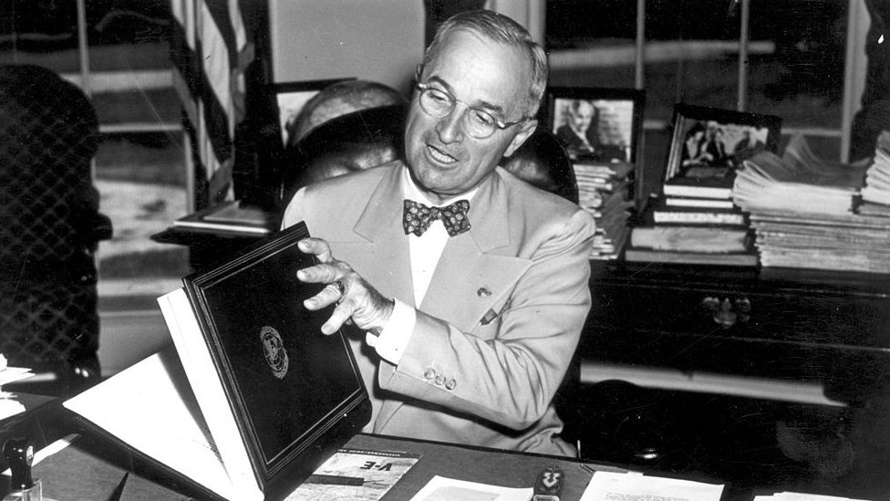 El derecho a la autodeterminación quedó establecido en la Carta de la ONU en 1945. El presidente Harry S. Truman revisa la Carta de la ONU en Washington en 1945.