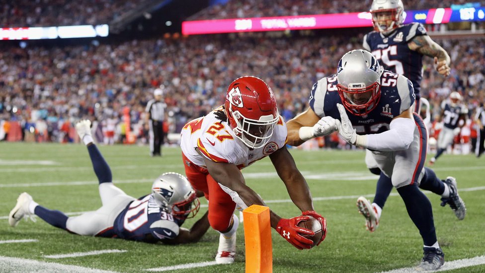 Los Chiefs sorprendieron a los Patriots en el partido inaugural de la temporada. Acción del partido entre los Chiefs y los Patriots