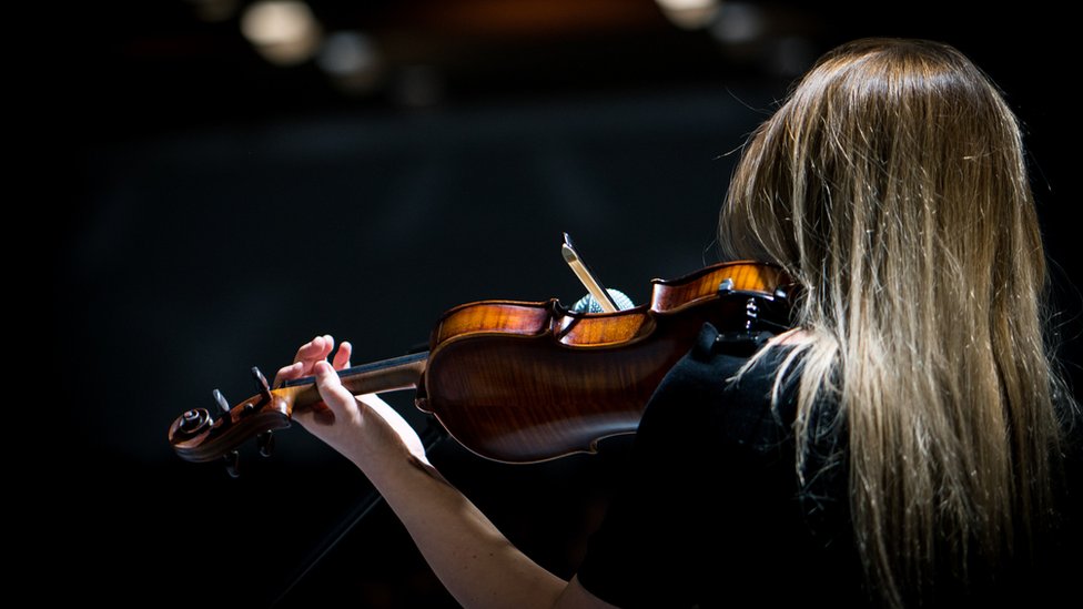 Una mujer toca violín