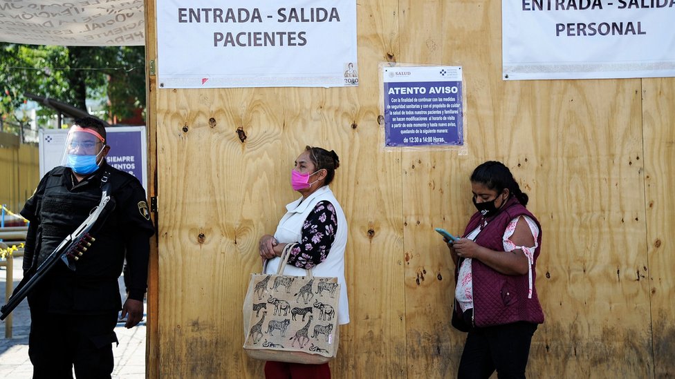 Родственники пациентов ждут возле больницы в Мехико