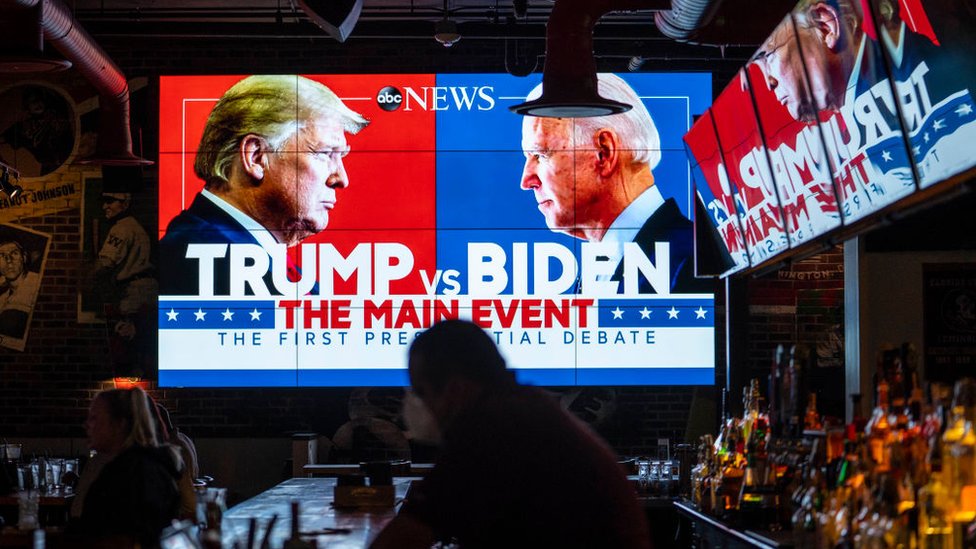 Pantallas con el debate en un bar de Estados Unidos