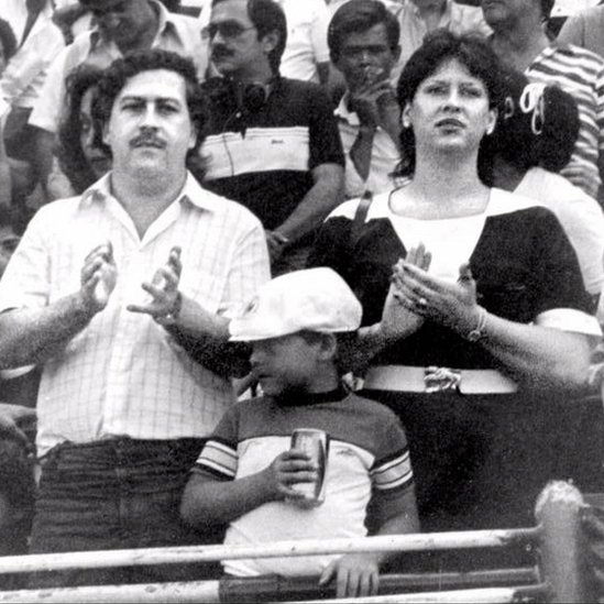 en la ciudad se han ofrecido los llamados "narco tours", que consistían en recorridos para los turistas por sitios relacionados con el narcotraficante. Pablo Escobar con su esposa e hijo