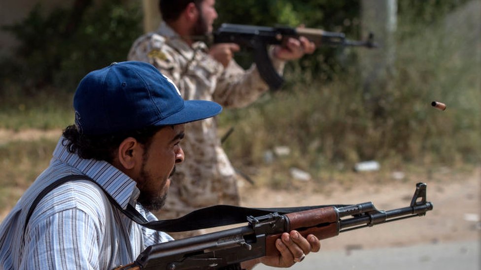 Бойцы, верные международно признанному Правительству национального согласия (ПНС), стреляют из своего оружия во время столкновений с силами, верными силовику Халифе Хафтару, к югу от пригорода столицы Триполи Айн Зара, 25 апреля 2019 г.