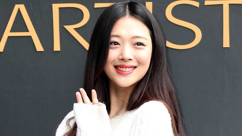Qua đời ở tuổi 25, Sulli đã 'sống là chính mình' - BBC News Tiếng Việt