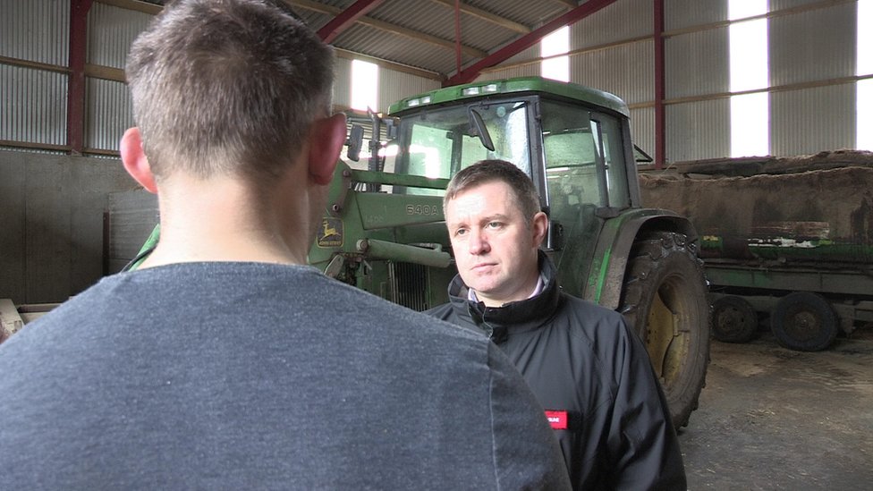 Фермер разговаривает с нашим корреспондентом по сельскому хозяйству и окружающей среде Конором Маколи