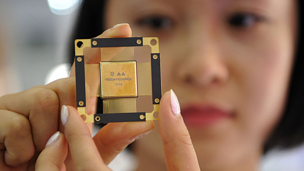 Mulher segura chip de tecnologia 5G