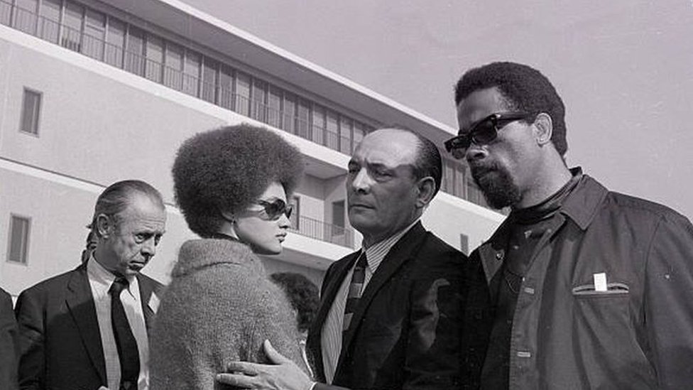 إلدريدج كليفر وزوجته كاثلين خلال محاكمتهما عام 1968