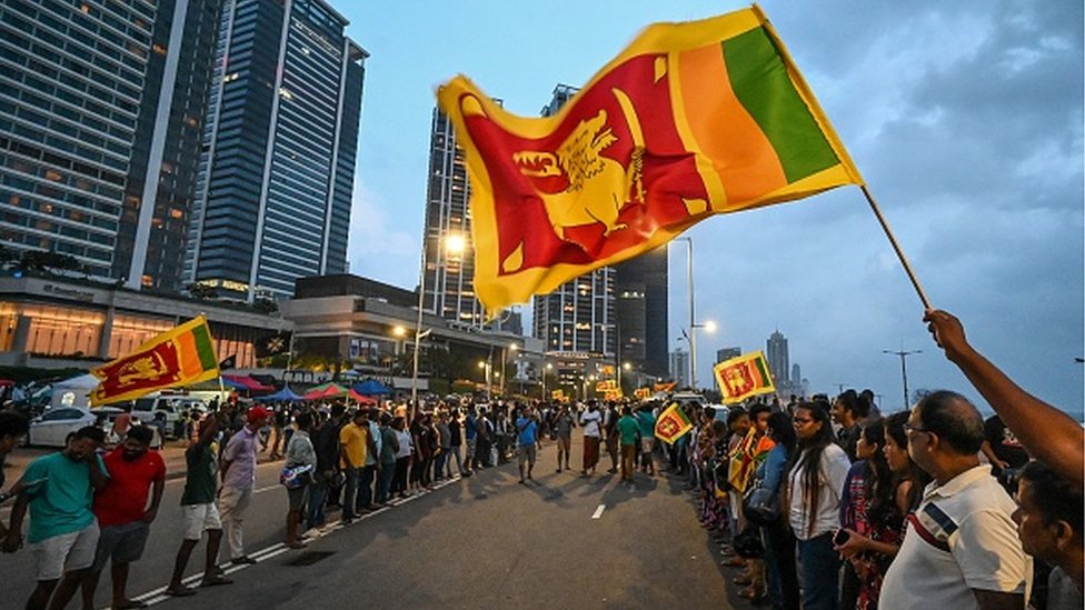 Anti-government demonstrators take part in a protest near the President's office in Colombo on May 10, 2022. - Fresh protests erupted in Sri Lanka's capital on May 10, defying a government curfew after five people died in the worst violence in weeks of demonstrations over a dire economic crisis