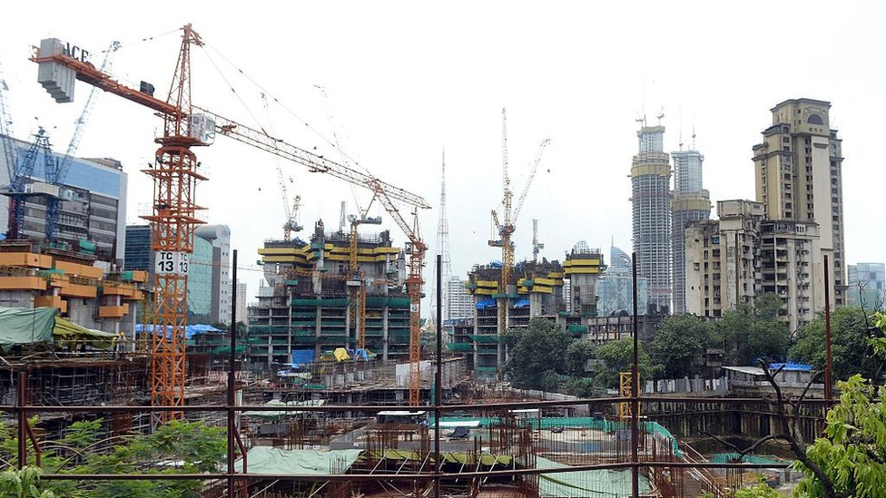 Общий вид строительной площадки строящегося жилого дома класса люкс «Парк», также известного как «Башня Трампа», показан в Мумбаи 31 июля 2015 года.