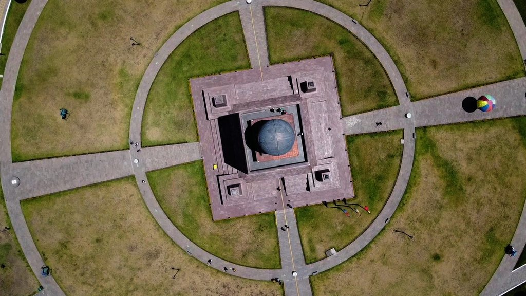 O monumento do centro do mundo no Equador