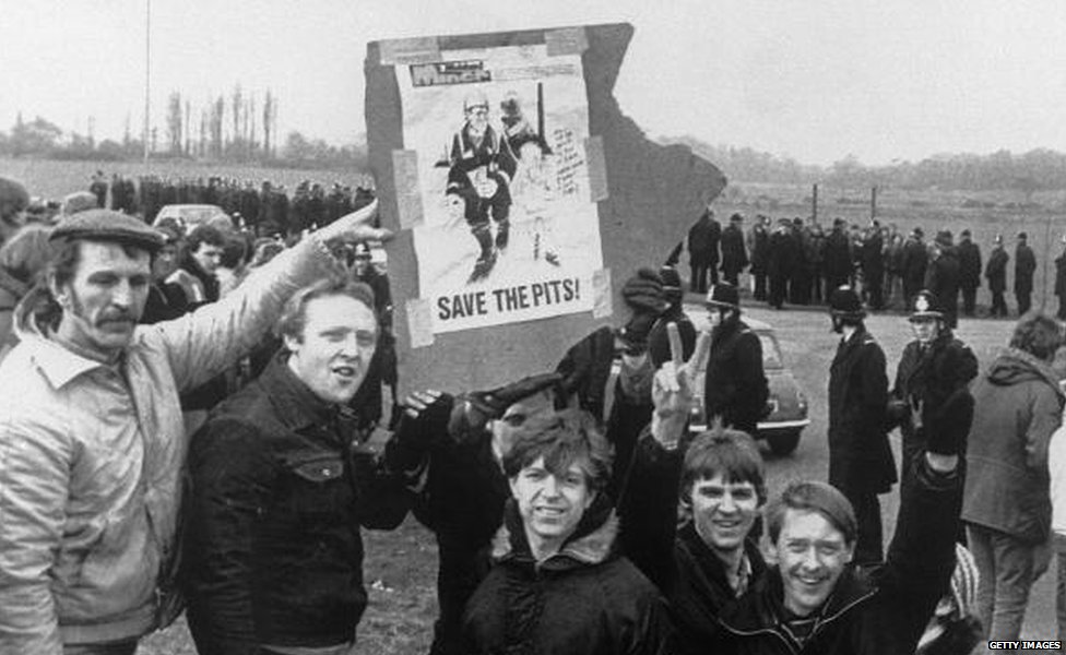 Торесби в 1984 году, когда шахтеры держат табличку с надписью «Спасите карьеры»