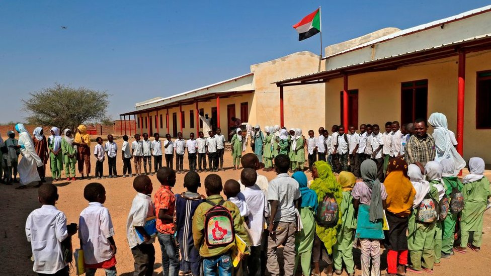 تحذر منظمات حقوقية من أن الفئات الأضعف، خاصة الأطفال، هم من يدفعون الثمن الأكبر للصراع الدائر في السودان