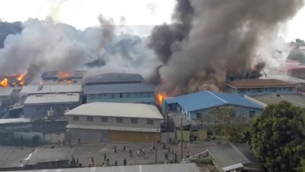 Edificios incendiados en el Barrio Chino de Honaira, la capital de Islas Solomon.