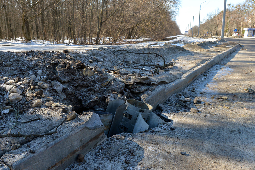 Roket menghantam jalan setelah pengeboman di dekat kota Kharkiv.