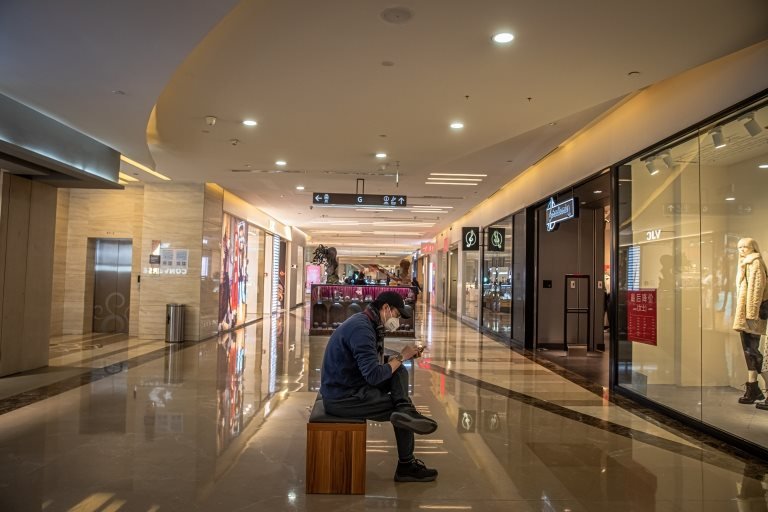 Pekin'de boş bir alışveriş merkezi