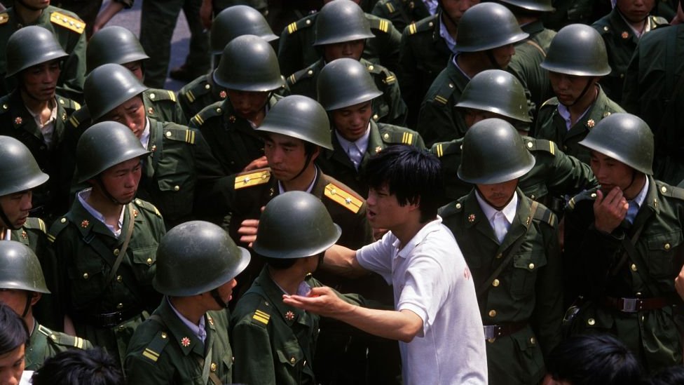 Un manifestante enfrenta a soldados chinos en la Plaza de Tiananmen, 3 de junio de 1989