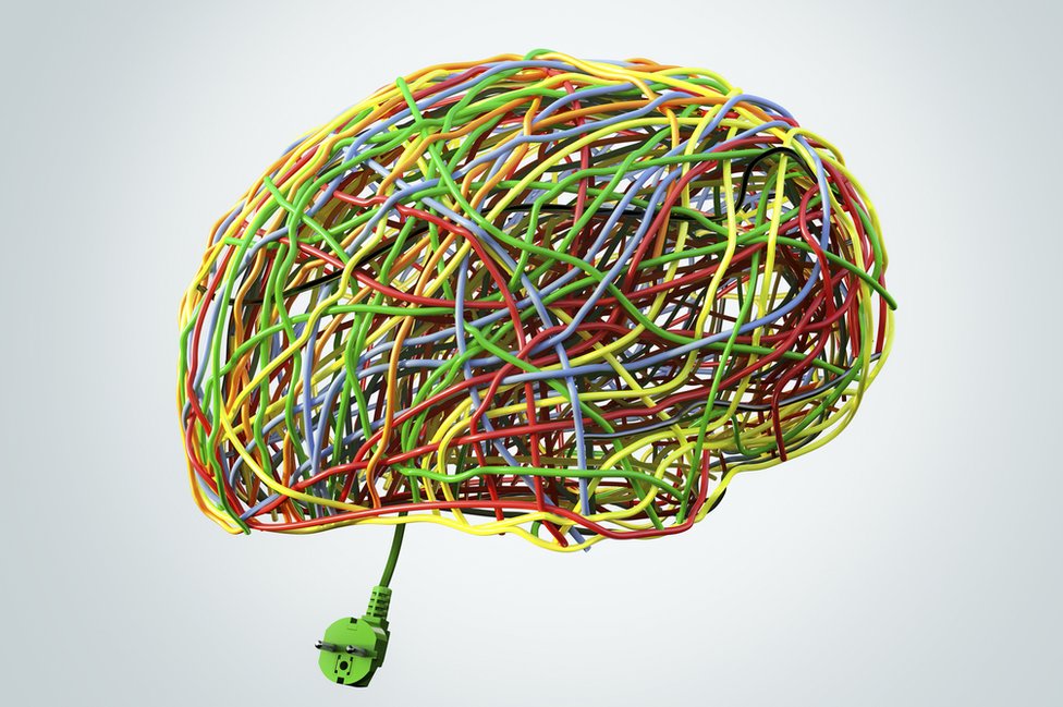Un grupo de cables formando una silueta de un cerebro humano