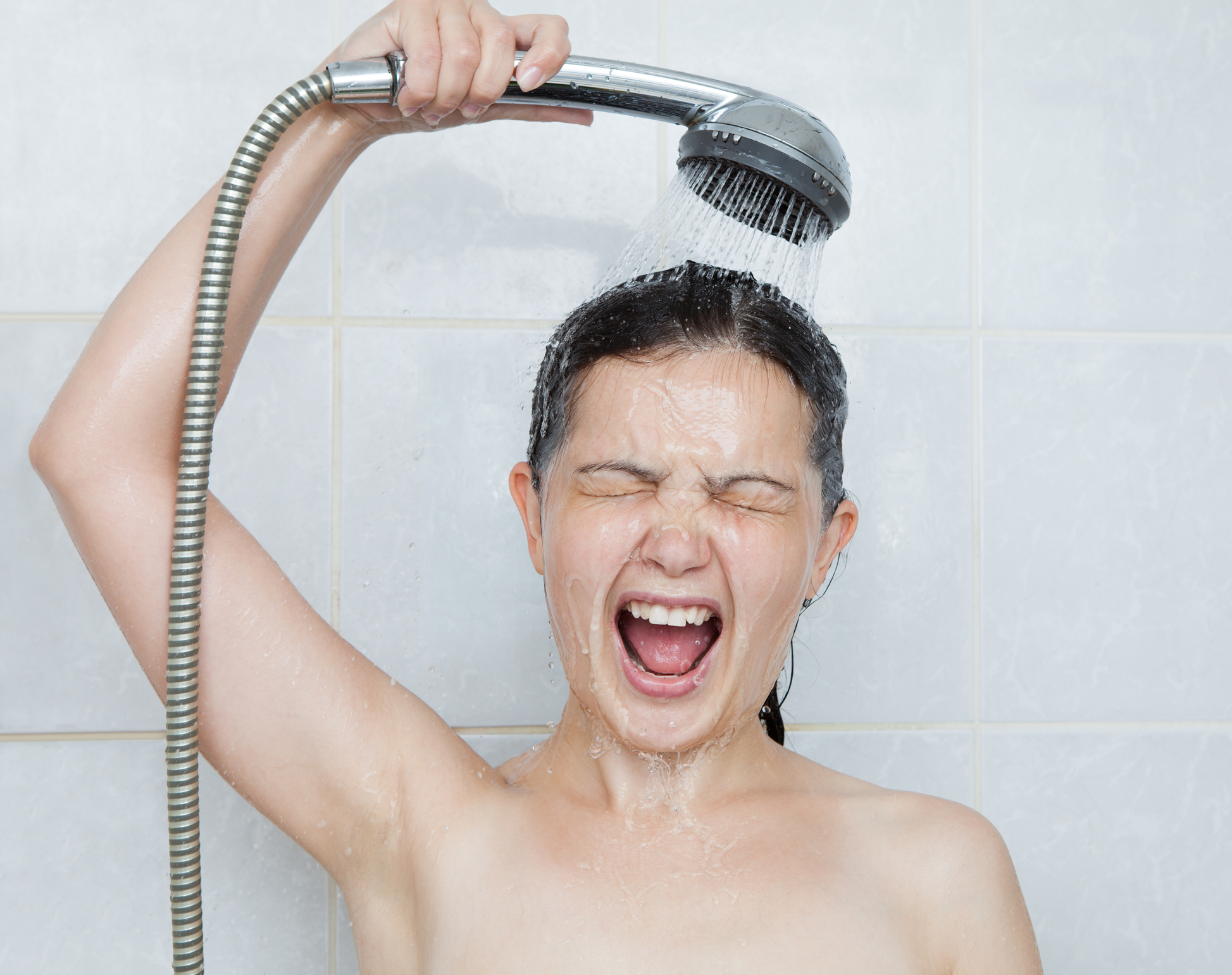 Mulher gritando enquanto toma banho de chuveiro