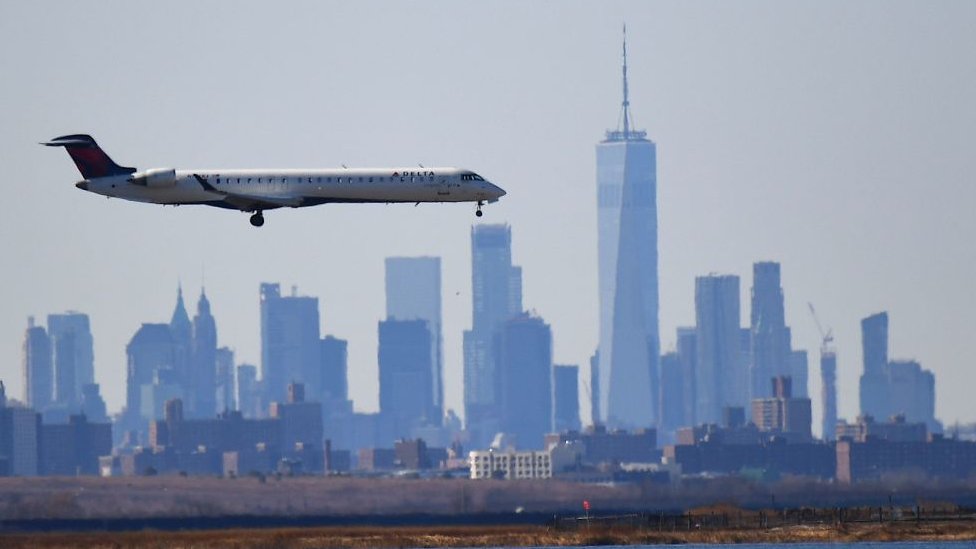 Avião da Delta pousando em Nova York