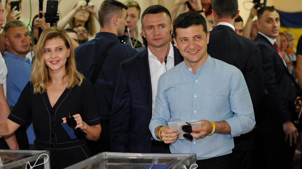 Zelenski sa suprugom Olenom na glasačkom mestu