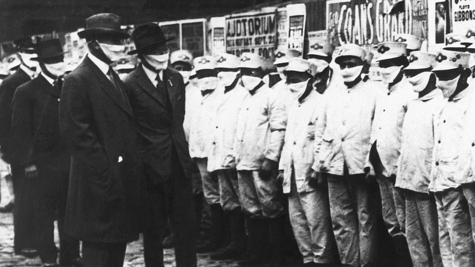 Trabajadores del aseo en Illinois, EE.UU., con mascarillas durante la epidemia de influenza en 1918
