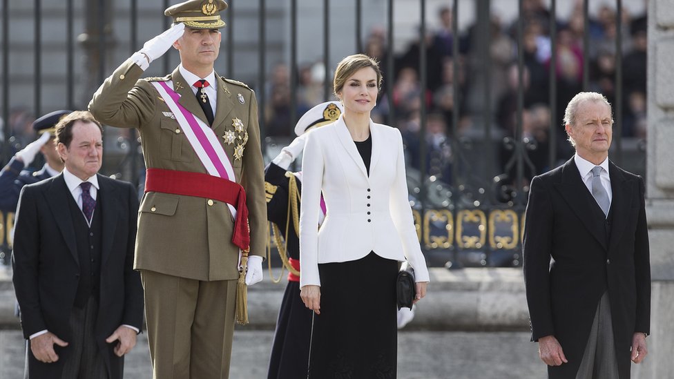 Король Испании Фелипе VI и королева Испании Летиция присутствуют на церемонии Pascua Militar в Королевском дворце 6 января 2016 г.