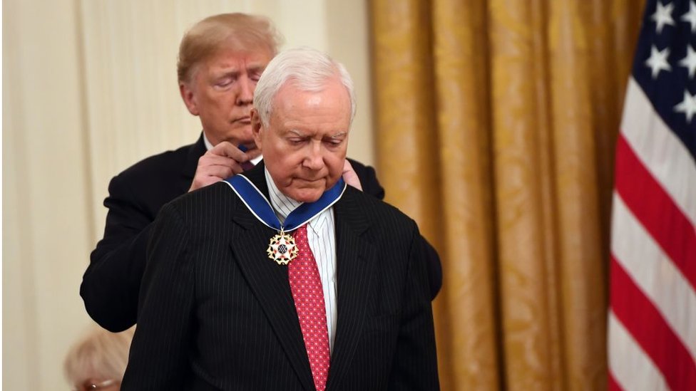 Presiden Donald Trump memberikan penghargaan Medal of Freedom kepada Senator Utah Orrin Hatch yang akan pensiun.