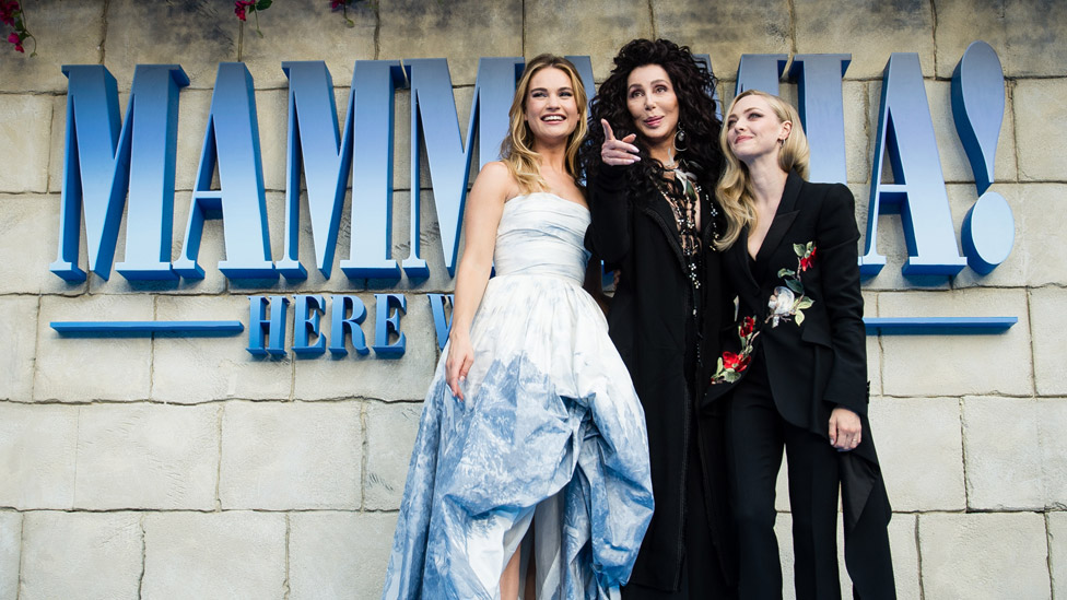¡Lily James, Cher y Amanda Seyfried fueron al estreno de Mamma Mia!  Aquí vamos de nuevo, en 2018