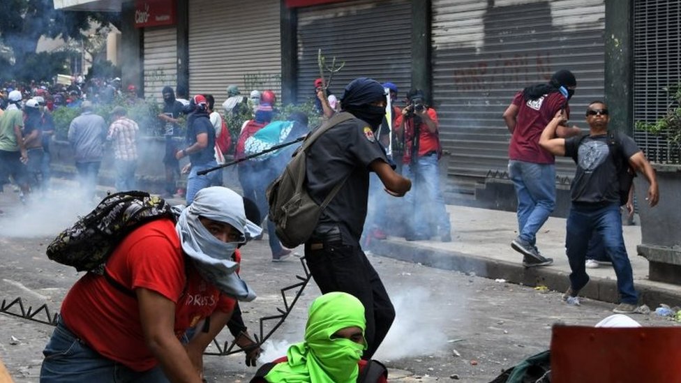 Студенты Национального автономного университета Гондураса (UNAH) и учителя начальной школы сталкиваются с полицией во время акции протеста против утверждения законопроектов об образовании и здравоохранении на Конгрессе Гондураса в Тегусигальпе 29 апреля 2019 года.