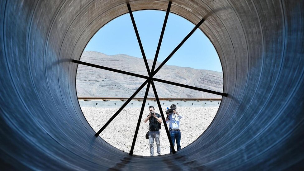 Diseñado para deslizarse en una pista dentro de un tubo, el hyperloop usa levitación pasiva magnética o "maglev". hyperloop