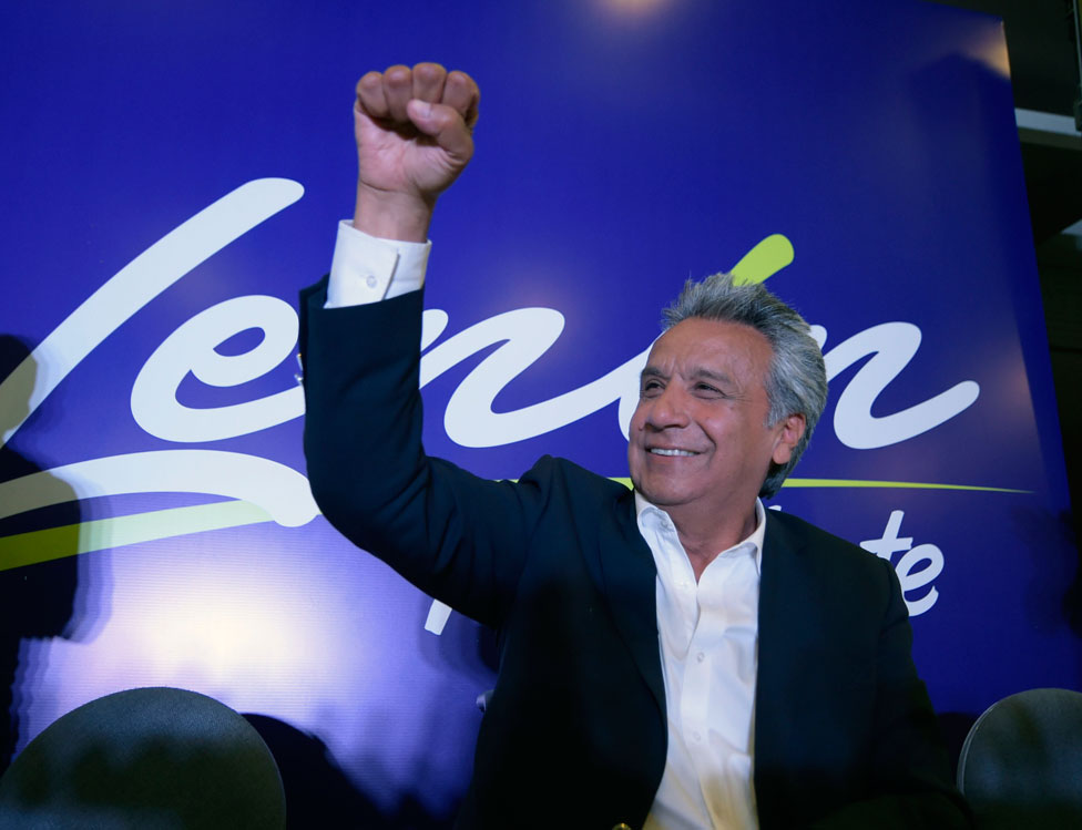 Tras ganar la presidencia Lenín Moreno le encomendó a Vicuña uno de sus proyectos emblemáticos: la Misión Casa para Todos. Lenín Moreno celebra tras ganar las elecciones en la primera vuelta.