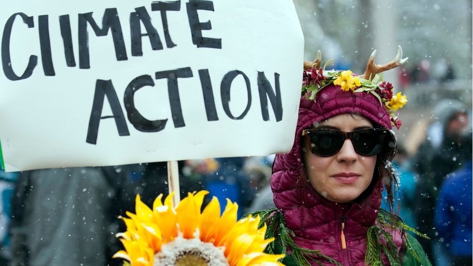 pancarta pidiendo acciones contra el cambio climático
