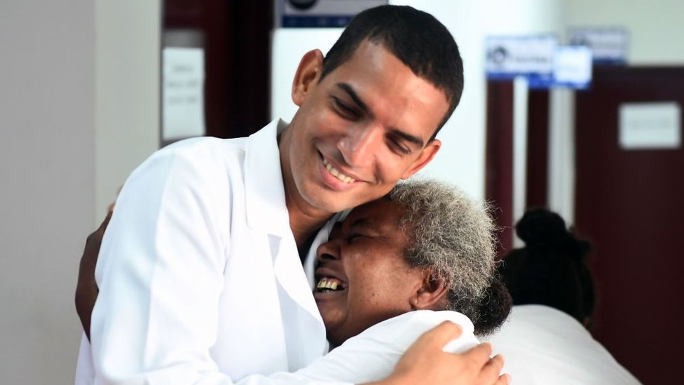 Un médico cubanno destinado en Brasil abraza a una paciente