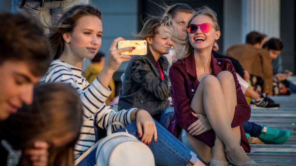 Más de 1,8 millones de rusos, en su mayoría jóvenes, ha abandonado el país. Jóvenes en una plaza de Moscú