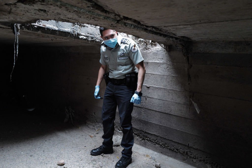 Агенты Национальной гвардии Мексики патрулируют двустороннюю канализационную систему, соединяющую Ногалес, Мексика, с Ногалесом, Аризона, 21 сентября 2020 года в Ногалесе, Мексика.