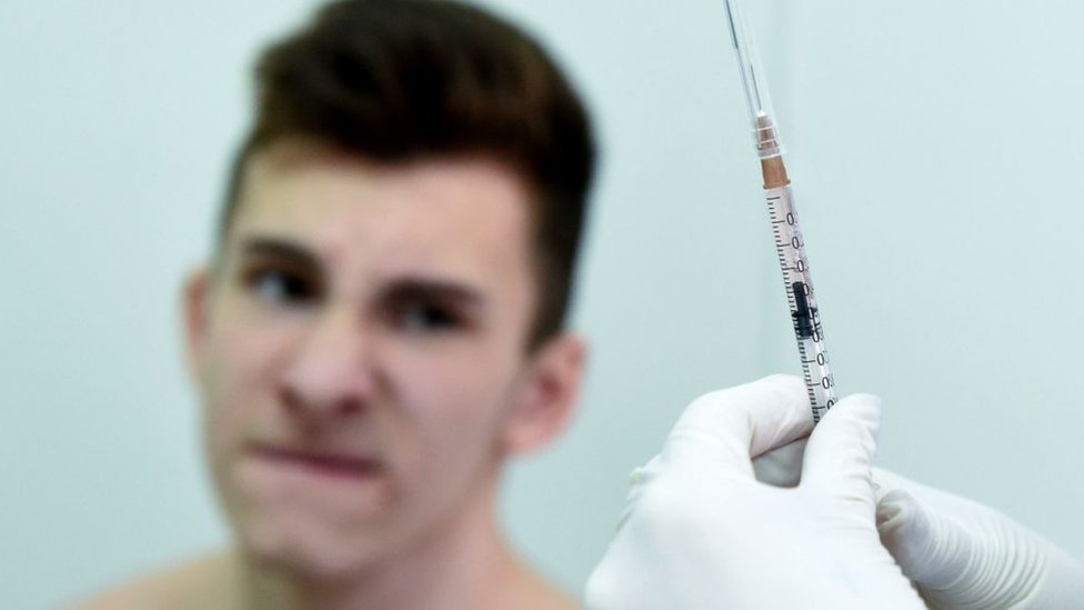 Chico siendo vacunado en Ucrania