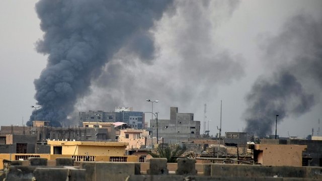 Ramadi: Iraqi security forces aided by US airstrikes - BBC News