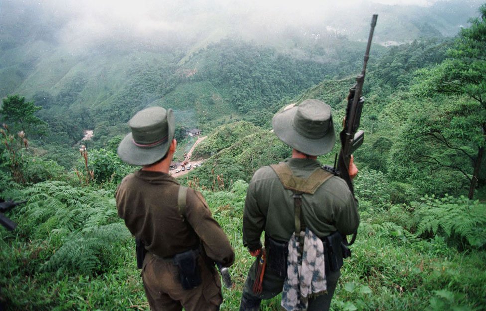 Dvojica naoružanih vojnika Revolucionarnih oružanih snaga Kolumbije (1998)