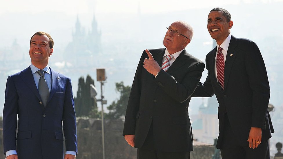 Barack Obama Pose Pour Une Photo Avec Son Homologue Tchèque Vaclav Klaus (C) Et Le Président Russe Dmitri Medvedev Au Château De Prague Le 8 Avril 2010