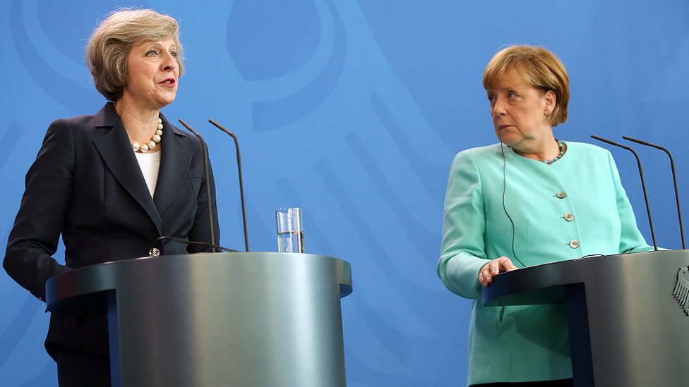 Theresa May, en esta foto con la canciller alemana Angela Merkel, prefiere salir de la UE sin acuerdo a un mal pacto. May y Merkel