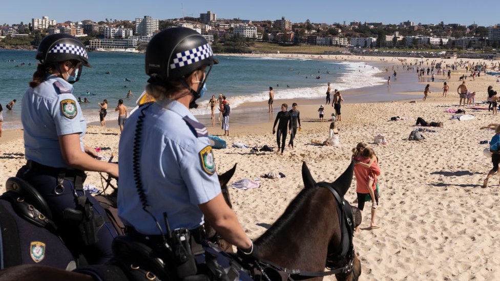 Dve policajke na konjima na plaži Bondi